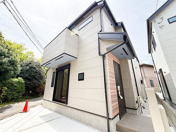 【現地外観写真】直線美が際立つ、モダンで上質な外観。機能性と美しさが融合した、現代の邸宅にふさわしい表情です。