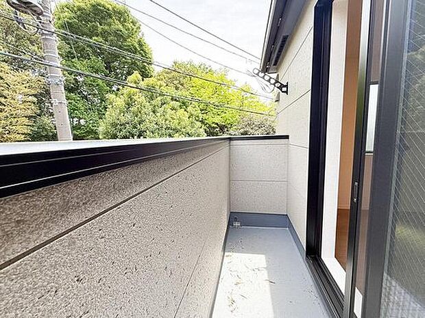 【バルコニー】陽当たりと風通しが良い2階バルコニー。洗濯物がカラッと乾き、取り込みもスムーズな家事楽スペース。