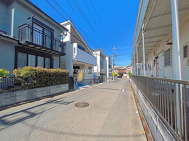 【前面道路含む現地】前面道路約6mを確保したゆとりある住環境。車の出し入れもしやすく、毎日の移動を快適にサポートします。(2026年05月11日撮影)