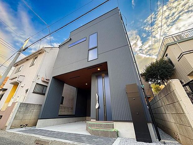 洗練されたモダンな外観！スタイリッシュなデザインが目を引く、都市に映える特別な住まい。