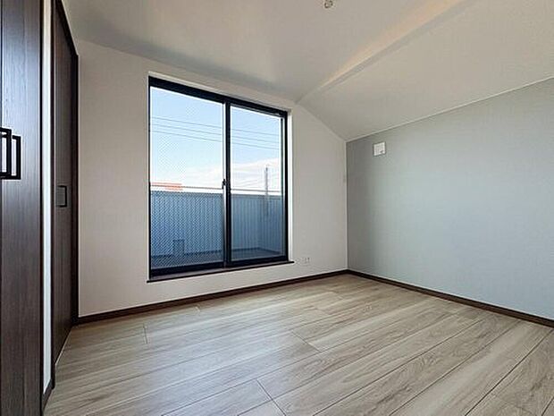 バルコニーに面した明るい居室！大きな窓から光が差し込み、柔らかなグレイッシュトーンが心を落ち着かせます。