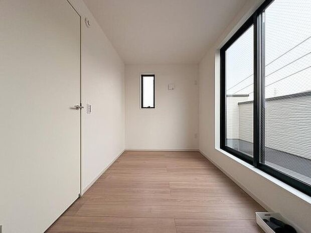 バルコニーに面した明るい洋室。大きな窓からの採光が心地よく、朝の目覚めも爽やかな一部屋です。