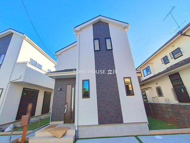 モノトーンの外観が印象的な、洗練されたデザイン住宅。
縦のラインが美しく、スタイリッシュな佇まいが街並みに映えます。
(2025年12月05日撮影)