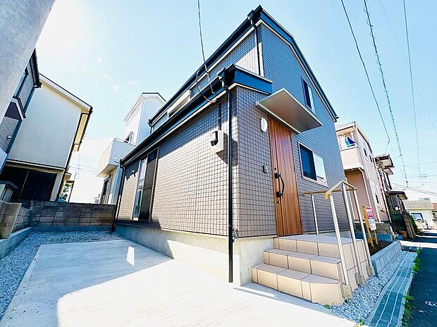 シックでモダンな外観デザイン！玄関ポーチには手すりが設置されており、毎日の出入りも安心・安全です