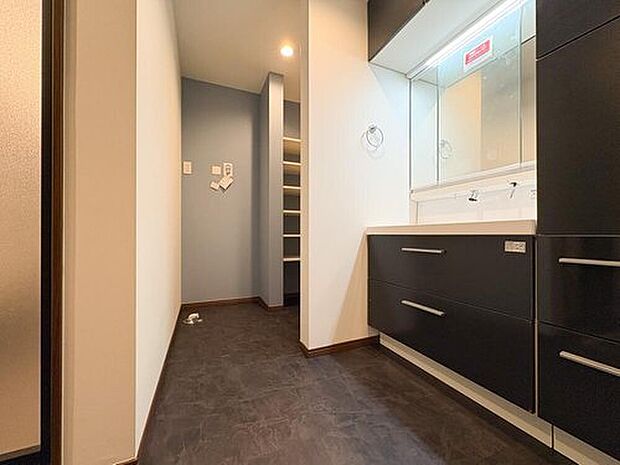 【洗面所】家事効率を上げるランドリールーム！洗面台の隣には可動棚付きの収納スペース。タオルや洗剤のストックに便利。