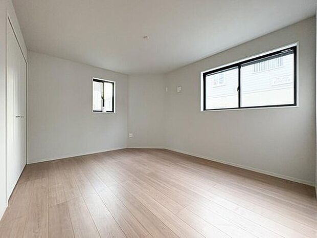 【リビング以外の居室】二面採光で明るく開放的な洋室。ナチュラルな色合いのフローリングが、どんな家具とも相性良く馴染みます。