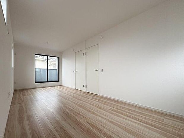 【リビング以外の居室】ナチュラルなフローリングが美しい内装。どんなインテリアも映える、シンプルかつ洗練されたデザインです。