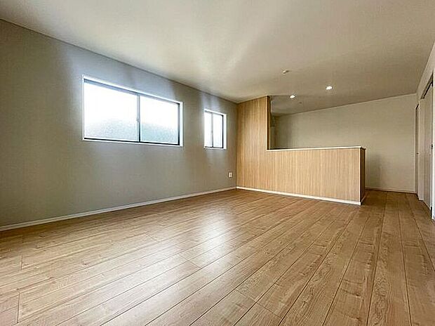 【リビング】家族の暮らしに思いを馳せて、日常のワンシーンを表現したリビングダイニング。シンプルな機能美とスマートな空間美。「ホワイトナチュラル」のテイストが、自然体で過ごせる心地良さを生み出しています。