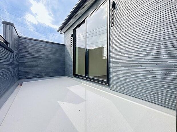 【バルコニー】しっかりと奥行きを確保したバルコニーは、陽当たりも良く開放感のある空間。洗濯物もたっぷり干せる広さで、日々の家事を快適にサポートします。外からの視線も気になりにくい設計です。