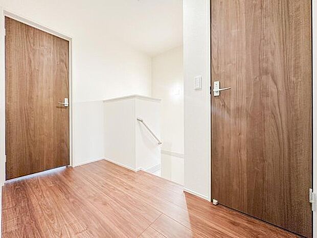 【その他内観】木目調のフローリングが温かみを演出する廊下空間。各居室へスムーズにつながる動線で、日々の生活がストレスなく快適に送れる設計です。