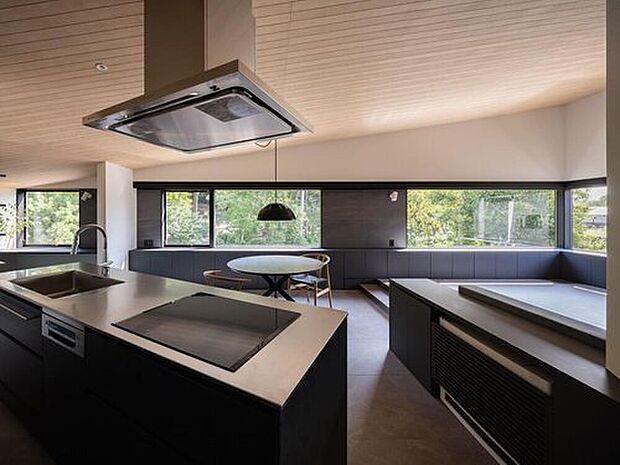 【キッチン】エクレア社の造作キッチンとヤマギワ社の「AJ Royal」の照明が、最上の空間を演出。お料理とお食事の時間がアートに変わります。