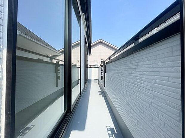 【バルコニー】ワイドスパンのバルコニーは、家族全員の布団や洗濯物も一度に干せる頼もしいサイズ感です 。2つの洋室からスムーズに出入りできる動線も魅力の一つ 。