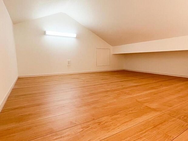 【ロフト付き洋室】天井高を活かしたロフト付きの洋室。空間を立体的に活用できるため、お部屋をより広く、自由にレイアウト可能です。秘密基地のような空間は、お子様のお部屋としても喜ばれます。