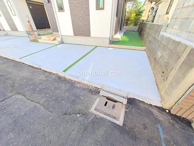 【物件外観 (2025年12月05日撮影)】ゆとりあるカースペースを確保し、スムーズな駐車が可能。玄関までの動線も良く、日々の乗り降りや荷物の出し入れが快適に行えます。