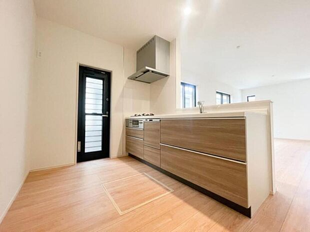 【キッチン】お料理中もご家族との会話が弾む対面式キッチン。キッチン横には勝手口があり、ゴミ出しや換気もスムーズに行える家事効率に配慮した設計です。便利な床下収納も完備しています。