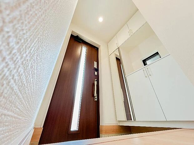 【玄関】住まいの第一印象となる玄関は、すっきりとした空間設計で来客時にも好印象を与えます。