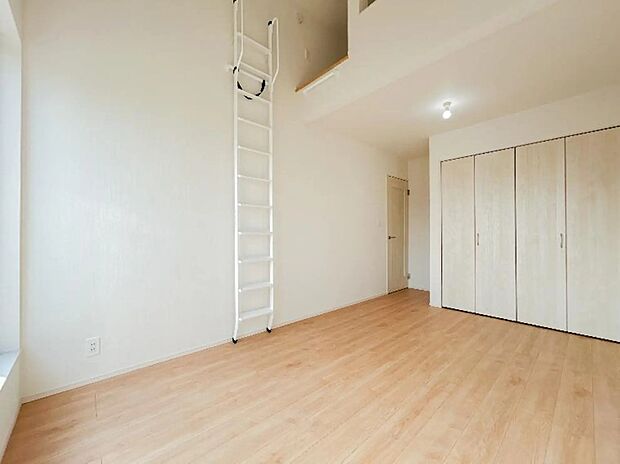 【子供部屋】シンプルな内装はどんな家具ともぴったり。お好みのテイストに仕上げていくのも楽しみの一つです。