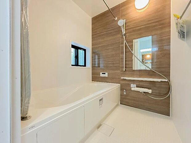 【浴室】日々の疲れを癒すお風呂はやさしい色合いの空間です。