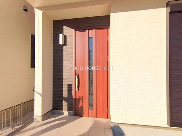 【物件外観 :玄関(2025年12月04日撮影)】赤い玄関扉がアクセントの、温かみあるデザイン住宅。