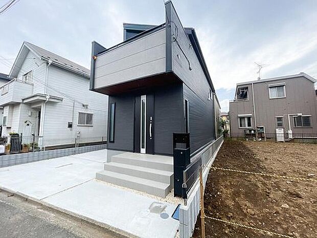 【前面道路含む現地写真】この街とこの家で暮らしたくなる魅力が満載。利便性と自然、周辺環境の心地よさは写真や文章では伝えきれません。日々の動線や採光、周辺施設との距離感まで、ぜひ現地でご体感ください。