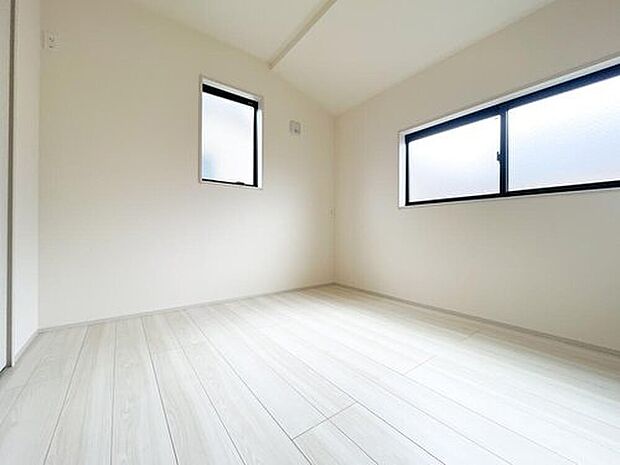 【リビング以外の居室】2面採光で明るく爽やかな空気が流れる子供部屋。柔らかな自然光が部屋の隅々まで行き渡り、子供たちの健やかな成長をサポートします。コンパクトながらも開放感があり、創造力を育む心地よいプライベート空間です。