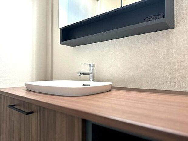 【洗面台】デザイン性と機能性を兼ね備えた洗面化粧台。広々としたカウンターで毎日の身支度もスムーズに行えます。