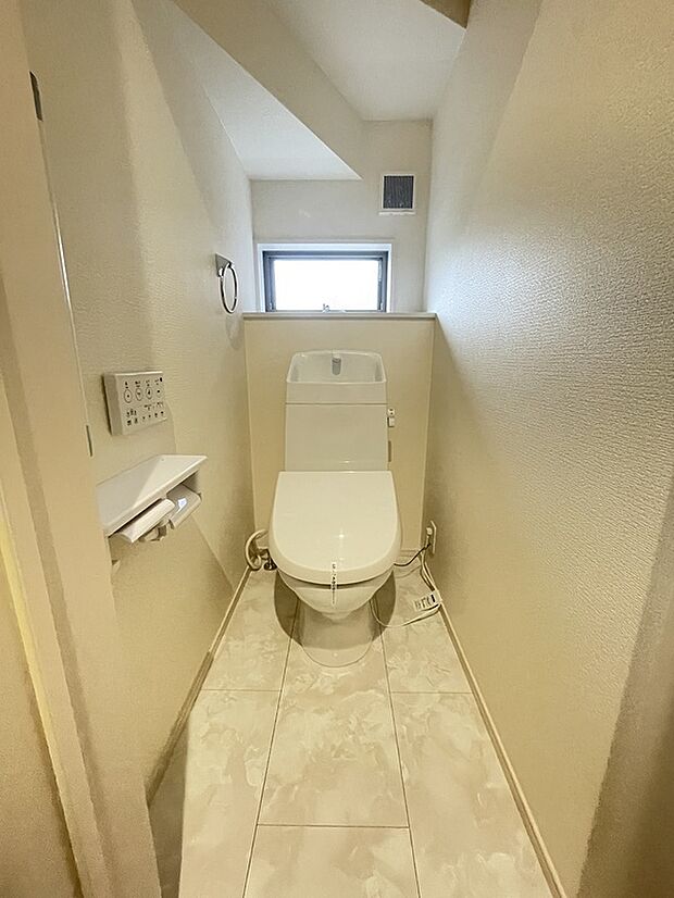 【トイレ】階段下スペースを有効活用した1階トイレ。　
無駄なスペースがなく住空間を広くとっている間取りです。
手摺や収納もあります
