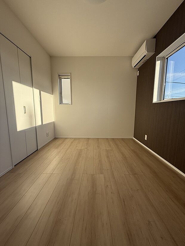 【2号棟寝室】6.5帖の寝室には大容量ウォークインクローゼット付き♪エアコンも付いています！