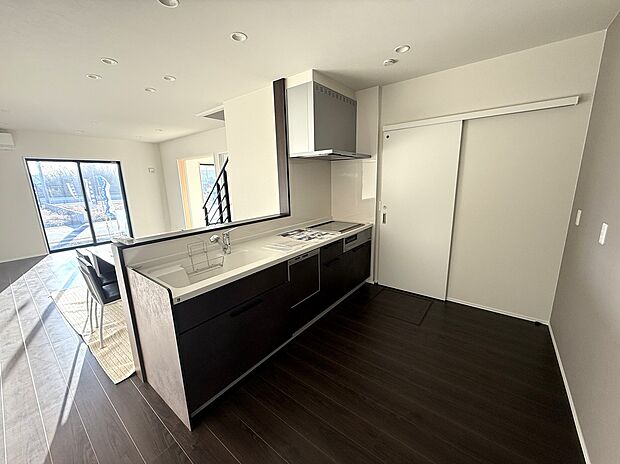 【1号棟キッチン】リビングが見渡せるカウンターキッチン♪