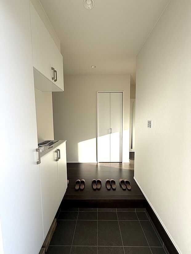 【玄関】たっぷり収納できる下足入れがあり玄関はスッキリ片付きます♪