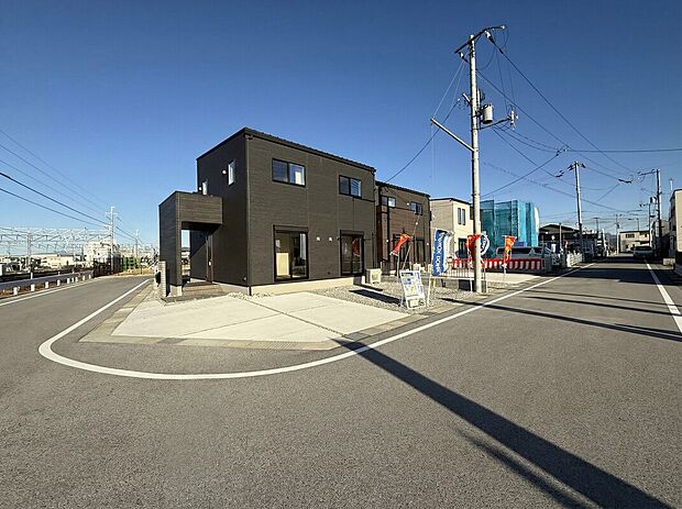 【前面道路】1号棟は日当たり良好な角地♪