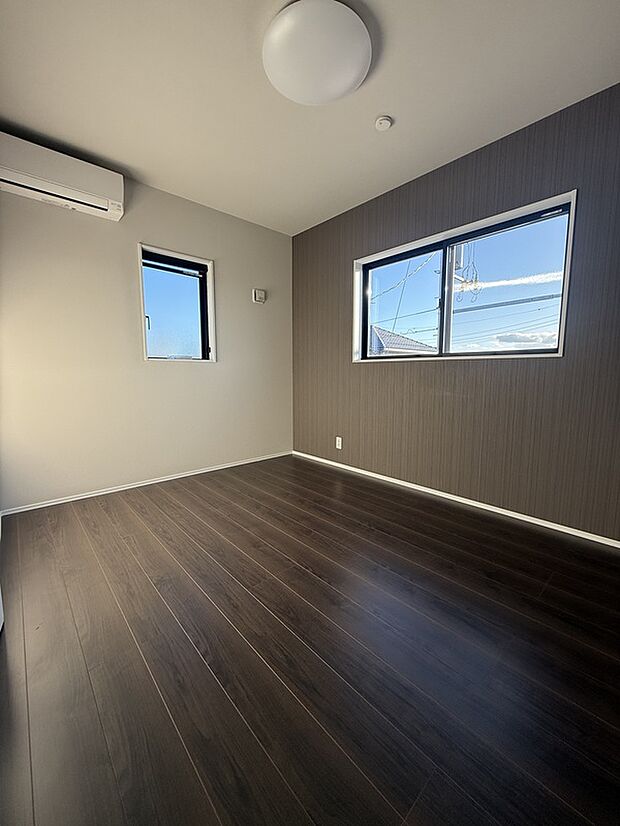 【1号棟寝室】6帖の寝室には大容量のウォークインクローゼット付き！エアコンも付いています！！