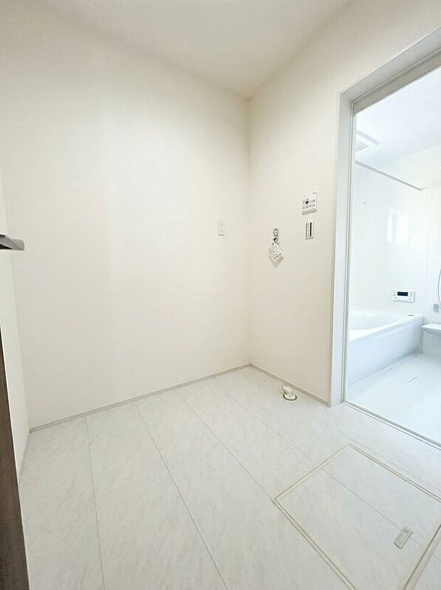 【ランドリールーム 同社施工例写真】浴室の手前にはランドリールームがあります