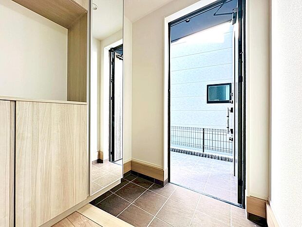 今日も気合いを入れて出勤。「行ってきます」「行ってらっしゃい！」という声が楽しげに聞こえる。憧れのマイホームなら出発のドアの音も心地よく爽やかな朝のサウンドに。