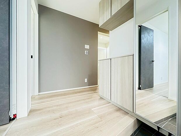 住まう人の帰り、訪れる人を優しく迎える安らぎに満ちた空間　上質感あふれるエントランス