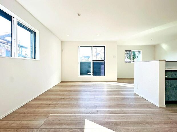 白いクロスと窓サッシにナチュラルな明るめのフローリングでコーディネートしました！どんな家具にも映える飽きのこない仕様です！