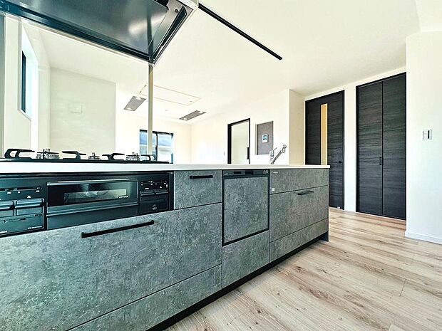 家族で並んでクッキング。皆でわいわい楽しく作るお料理は愛情たっぷりのごちそうに。キッチンで過ごす家族時間は大人になっても心に残る素敵なオンリーワン。