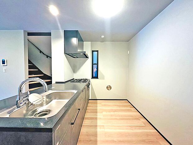 美味しい料理を作りたくなるような気持ちにさせてくれるオープンキッチン。見上げると柔らかなダウンライトが包み込み、彩りを添えます。