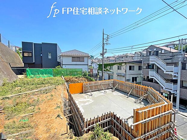 窓枠から切り取られたまるで写真のような澄み切った光景。季節の移り変わりとともに、ゆっくりと愛でる時のありがたみ。