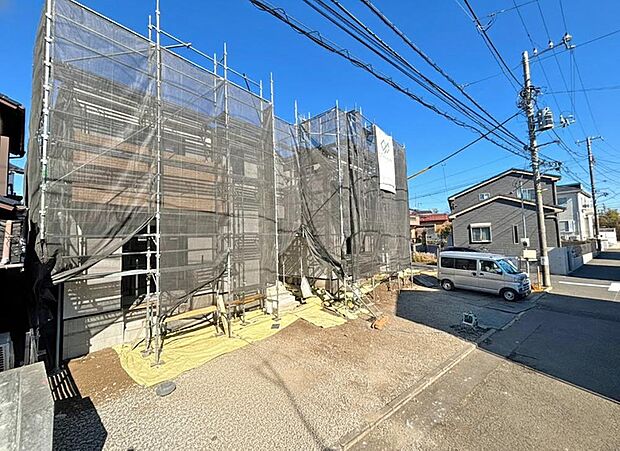 窓枠から切り取られたまるで写真のような澄み切った光景。季節の移り変わりとともに、ゆっくりと愛でる時のありがたみ。