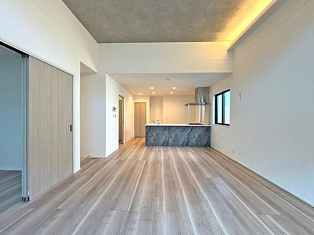 家族の思いを抱きながら、平和であることに感謝したくなる悠久の時。あたかかく感じるのは、陽当りだけではなかった!広く和やかに暮らせる空間と、家族の存在が胸にジーンと響きわたる。