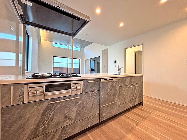 美味しい料理を作りたくなるような気持ちにさせてくれるオープンキッチン。見上げると柔らかなダウンライトが包み込み、彩りを添えます。