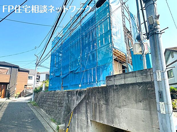 窓枠から切り取られたまるで写真のような澄み切った光景。季節の移り変わりとともに、ゆっくりと愛でる時のありがたみ。