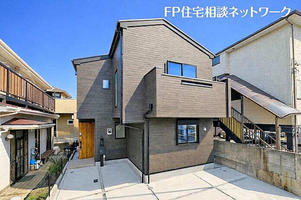 ~類似外観同仕様写真~ ※外壁、屋根、色、扉や窓の開口部の位置、形状等が異なります。