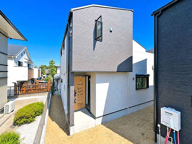 光と風が行わたる開放感あふれる邸宅　春には気持ちの良いそよ風、冬には朝の暖かな光　季節の移り変わりを感じる暮らしを実現
