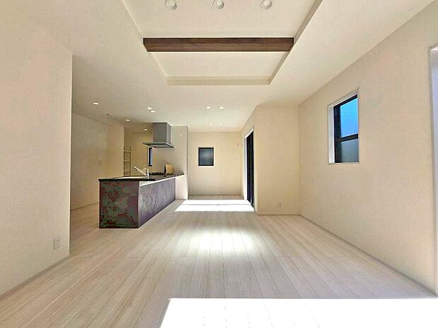 【リビング】☆☆家族の会話や笑顔が行き交うリビング☆☆  リビングで子供を走り回らせたい♪大きなソファやダイニングテーブルでゆったり食事をしたりくつろぎたい♪そんな夢が叶えられる空間です♪