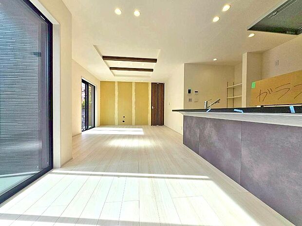 【リビング】窓をあけるとすがすがしい空気が肌をひきしめる朝。鳥たちのさえずりが「おはよう」のあいさつに聞こえる。大好きなオムライスとコーヒーの香りにゆっくりと笑顔に変わっていく時間。