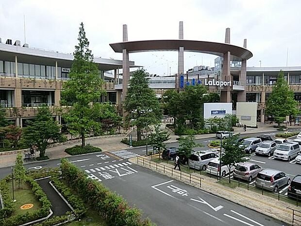 ららぽーと横浜（約1,400m）