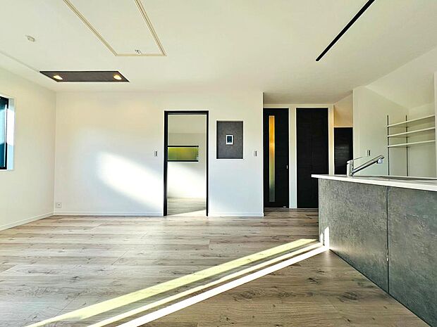 【リビング】新しい木の香りと真っ白なクロス。そして優しい家族の笑顔。何時間でもここにいたいと思える快適リビング。