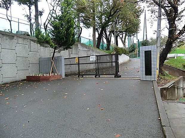 横浜市立都田中学校(約1,900m)